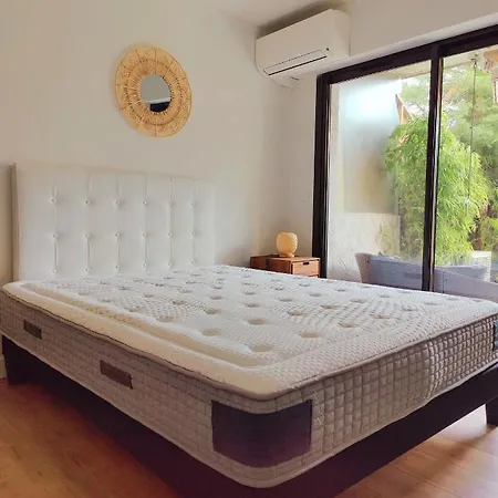 Garden Flat In *